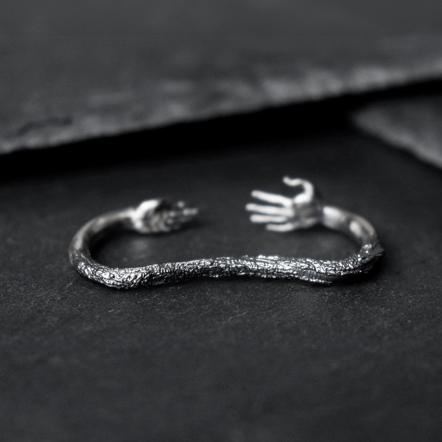 Reaching Hands Double Finger Ring