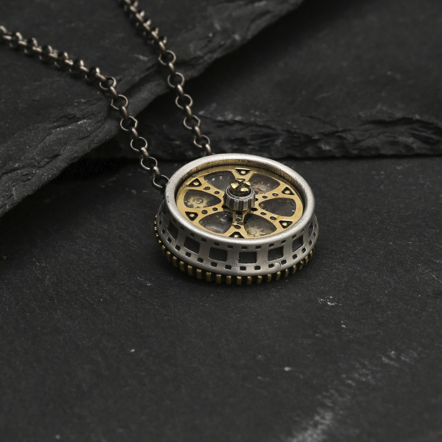 ''Cinephilia'' Retro wheel necklace