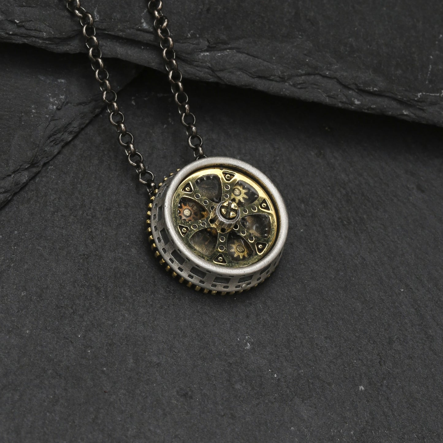 ''Cinephilia'' Retro wheel necklace