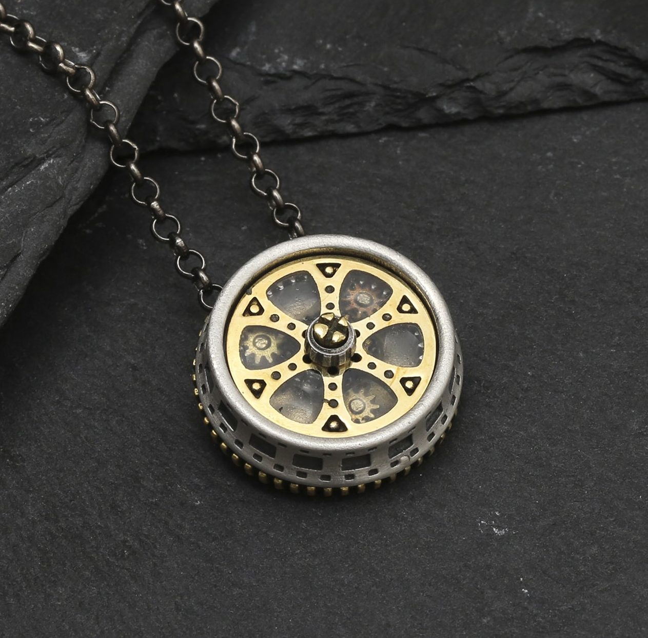 ''Cinephilia'' Retro wheel necklace