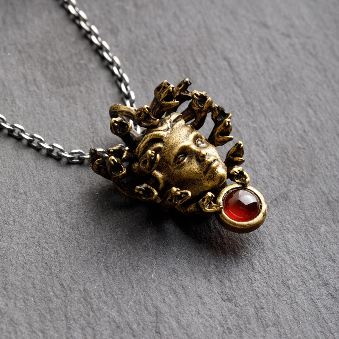Medusa Retro Kolye