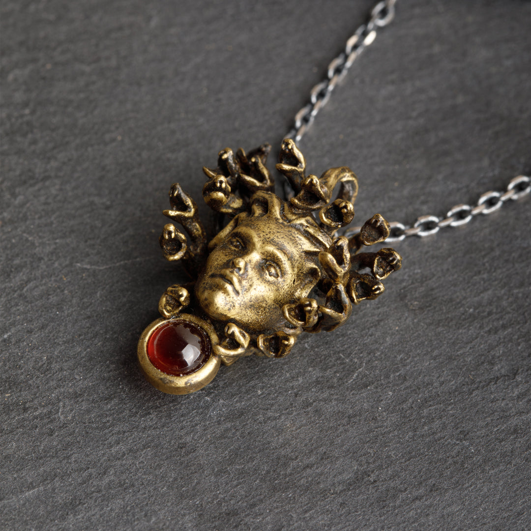Medusa Retro Kolye