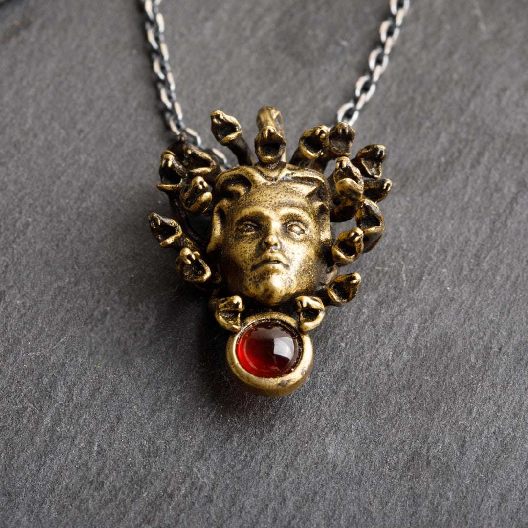 Medusa Retro Kolye