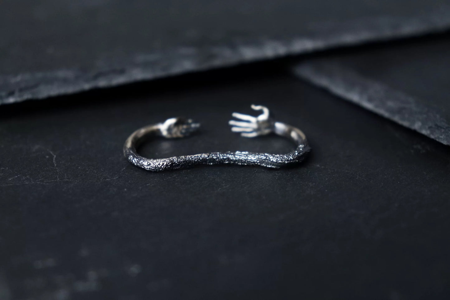 Reaching Hands Double Finger Ring